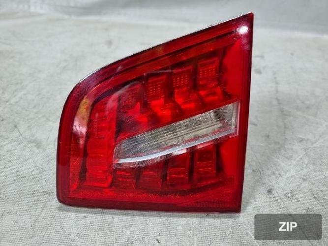 Audi A6 2010 — отделка багажника (правая, пассажирская сторона)