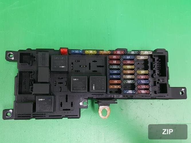 Volvo S60 2004 — блок предохранителей (подкапотный) 8678449