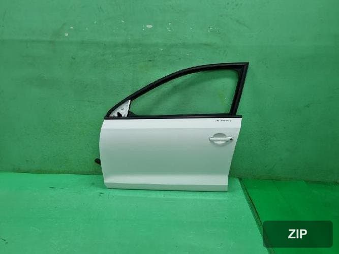 Volkswagen Jetta 2014 — передняя дверь левая