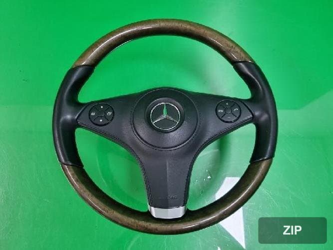 Mercedes-Benz CLS-Class 2010 — рулевое колесо 1