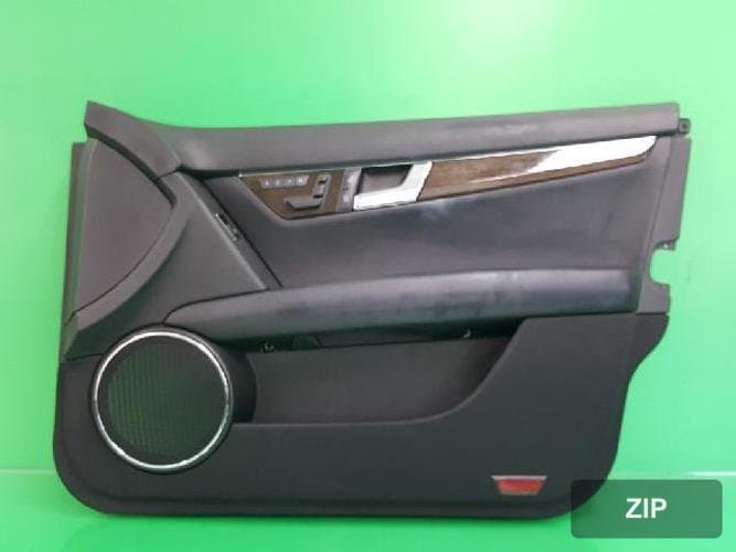 Mercedes-Benz C-класс 2009 — обивка передней двери правая 2045402510