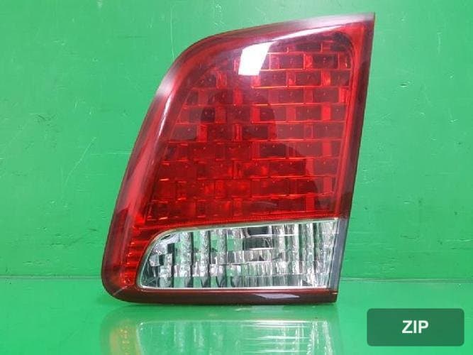 Kia Sorento 2010 — задняя отделка белая (подсветка багажника) 924062P000