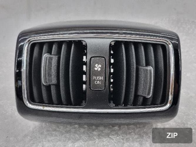 Hyundai Equus 2010 — дефлектор воздуховода 1