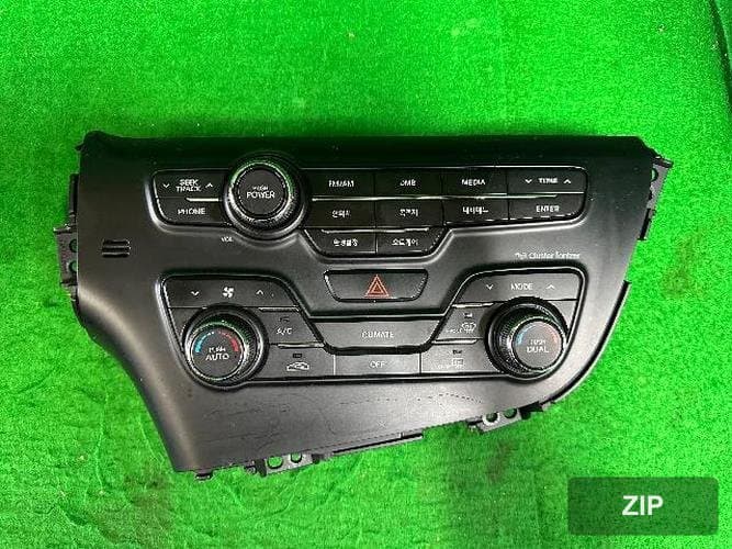 Kia K5 2011 — блок управления климатом и аудиосистемой