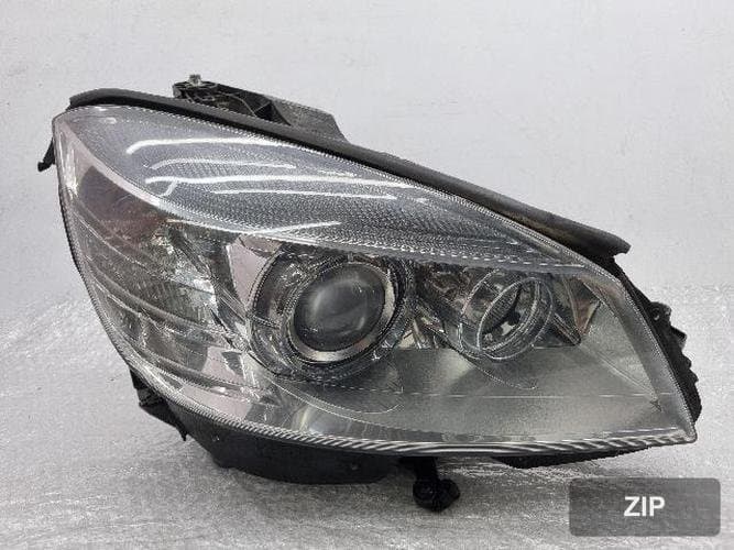 Mercedes-Benz C-класс 2011 — фара правая (галогеновая)