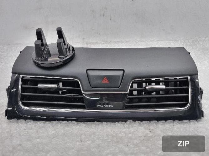Nissan Altima 2014 — центральная дефлекторная решётка (68750-3TA0A)