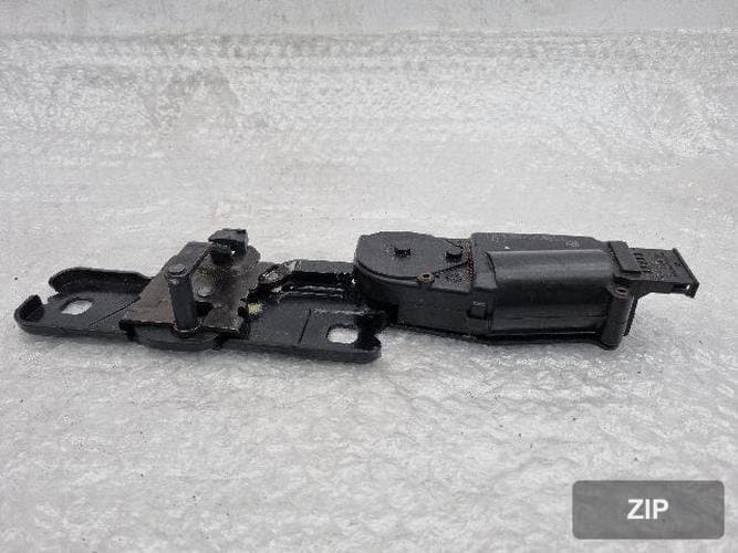 Audi A8 2011 — замок двери/багажника 4H0 827 383
