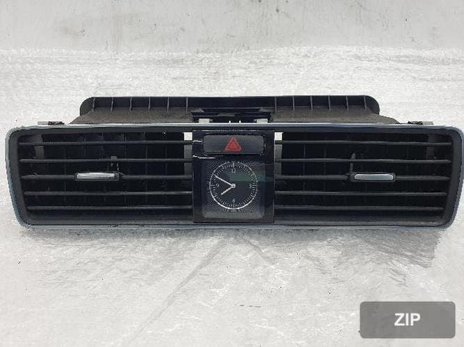 Volkswagen Passat 2013 — центральный дефлектор обдува 561 819 728 1