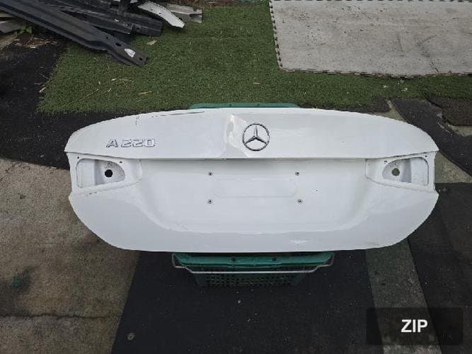 Mercedes-Benz A-Class 2021 — крышка багажника