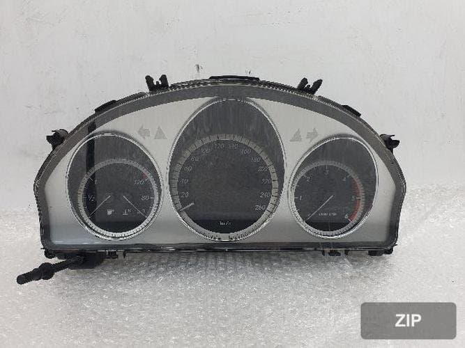 Mercedes-Benz C-Class 2010 — панель приборов A2049005202