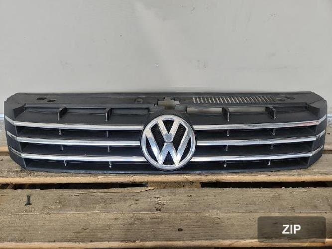 Volkswagen Passat 2013 — решётка радиатора 561853653