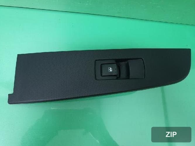 KG Mobility Korando 2012 — кнопка стеклоподъемника передняя левая