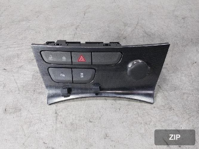 GM Daewoo Malibu 2015 — кнопка/переключатель аварийных огней