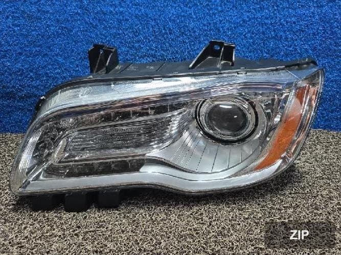 Chrysler 300 2013 — фара левая 68042155AF