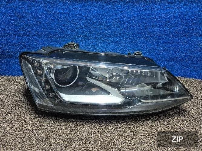 Volkswagen Jetta 2014 — фара правая HID 5C7941752E