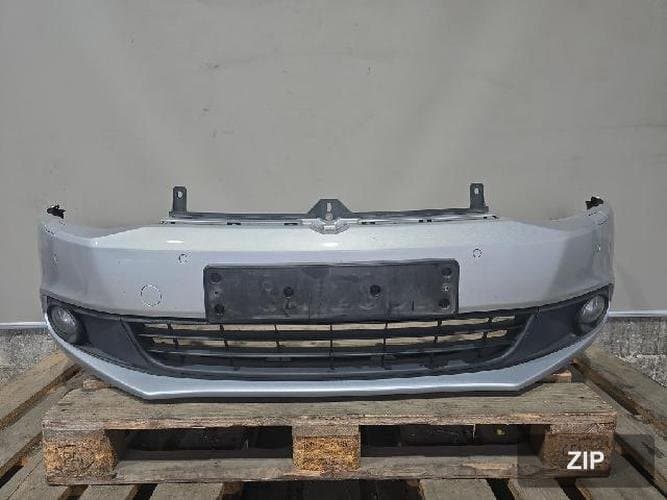 Volkswagen Jetta 2011 — передний бампер