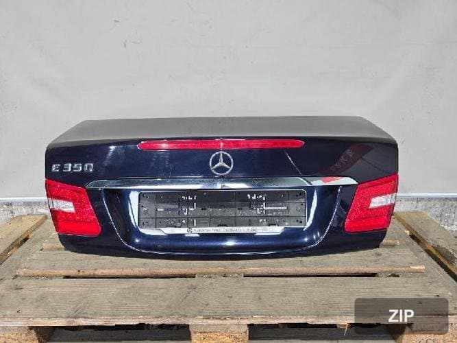 Mercedes-Benz E-Class 2011 — крышка багажника