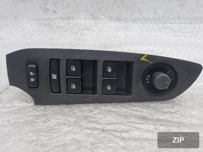 GM Daewoo Trax 2015 — кнопка стеклоподъемника водителя