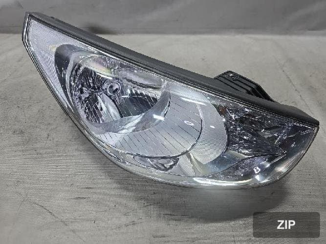 Hyundai Tucson 2010 — фара головного света правая