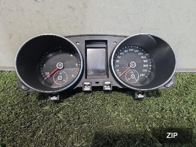 Volkswagen Golf 2010 — приборная панель 5K0 920 870E