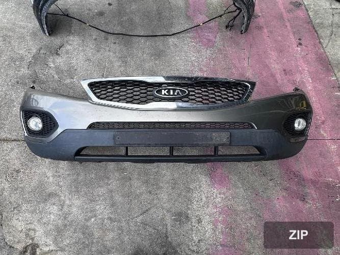 Kia Sorento 2010 — передний бампер серебристый