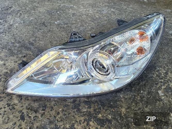 Hyundai Genesis 2011 — фара головного света левая (HID)