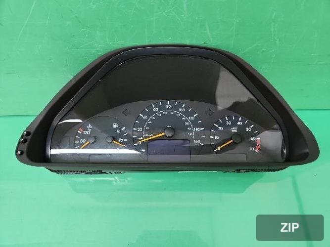 Mercedes-Benz CLK320 2002 — панель приборов