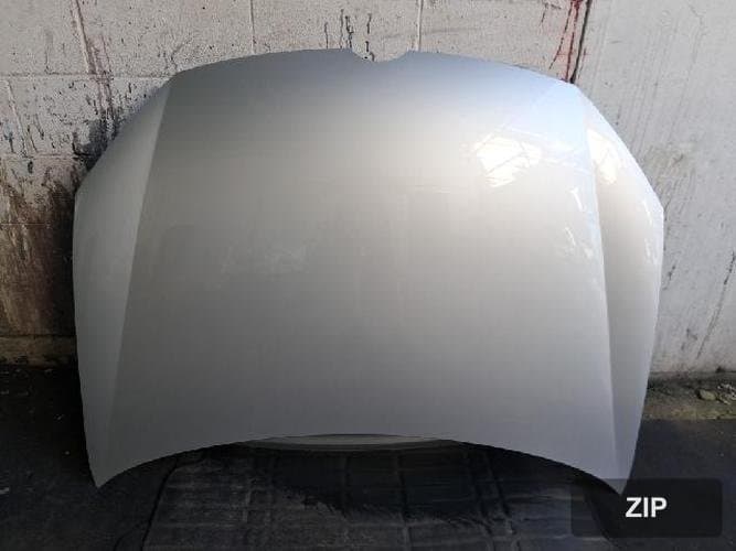 Volkswagen Golf 2010 — капот