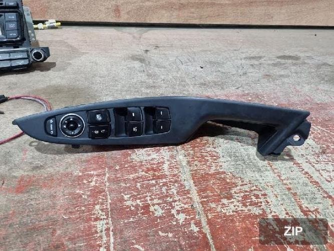 Hyundai i30 2016 — кнопка стеклоподъёмника 93570-A5040