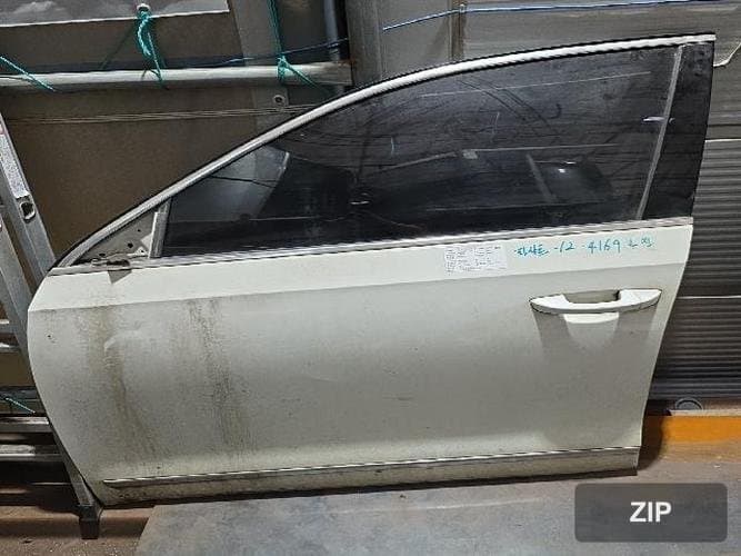 Volkswagen Passat 2012 — передняя дверь левая 561831055B