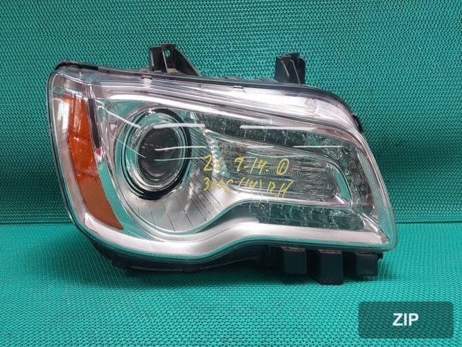 Chrysler 300 2014 — фара правая HID 68042154AG