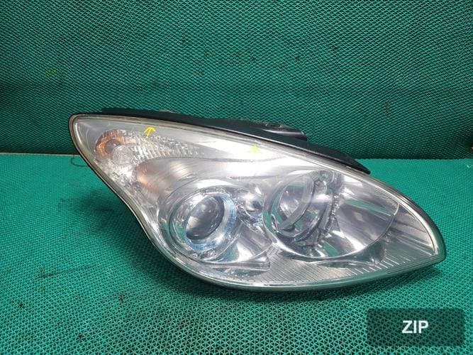 Hyundai i30 2011 — фара правая 921022L