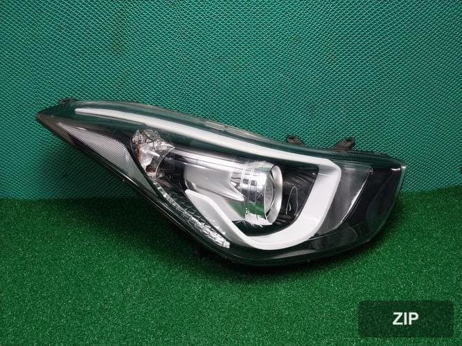 Hyundai Avante 2013 — фара головного света правая 921023X