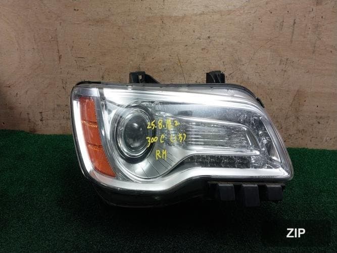 Chrysler 300 2013 — фара правая HID 68042154AF