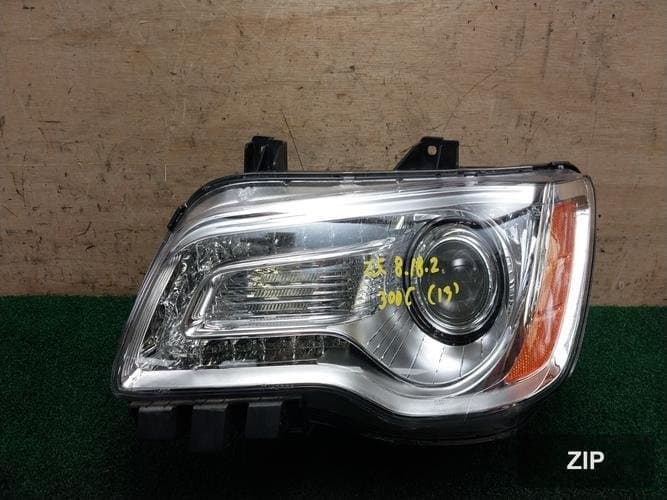 Chrysler 300 2013 — фара левая HID 68042155AG