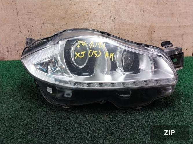 Jaguar XJ 2015 — фара головного света правая (HID) AW9313W029AE