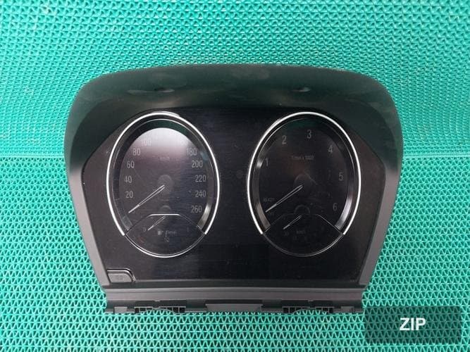 BMW 1 Series 2019 — приборная панель 6210871307201