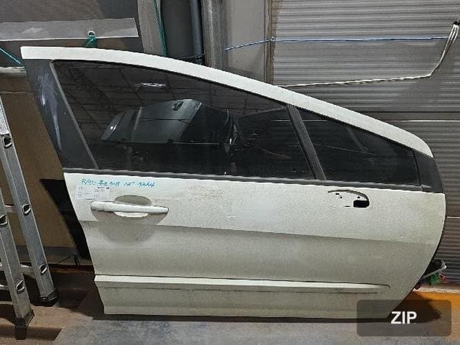 Peugeot 308 2012 — передняя дверь правая 9004Z4