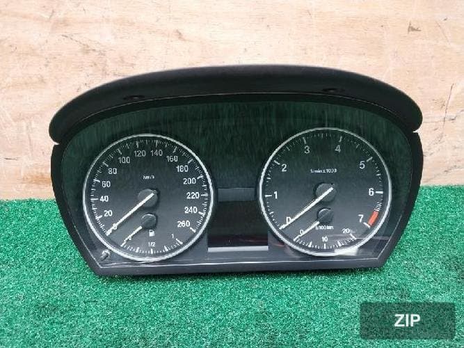 BMW 3-Series 2009 — панель приборов 918705201