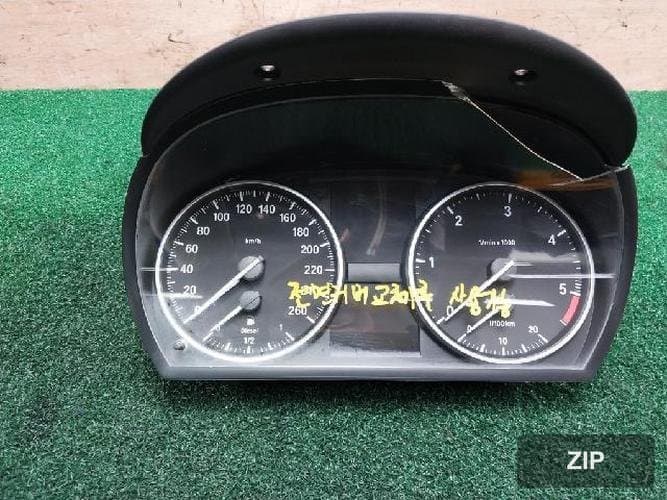 BMW 3 Series 2010 — приборная панель 922096301