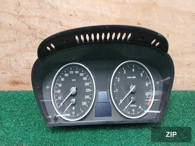 BMW 5 Series 2010 — панель приборов