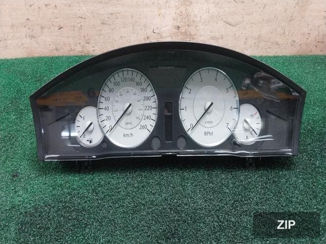 Chrysler 300 2008 — приборная панель 05172119AF