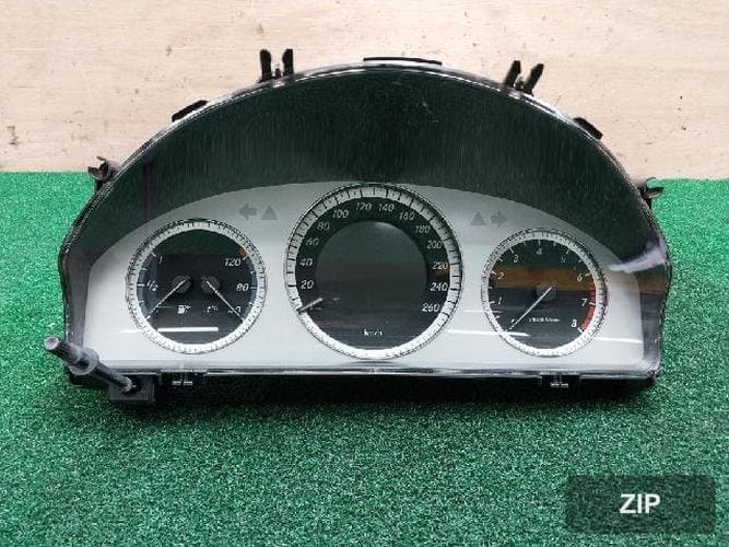 Mercedes-Benz C-Class 2009 — панель приборов A2049003300
