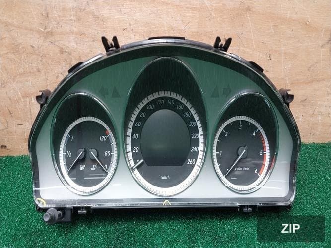 Mercedes-Benz C-Class 2011 — панель приборов A2049008300