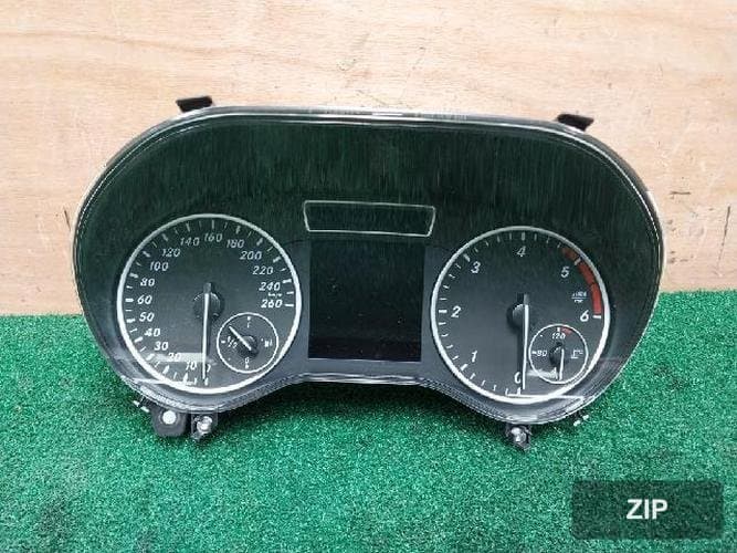 Mercedes-Benz A-класс 2014 — панель приборов A1769008501