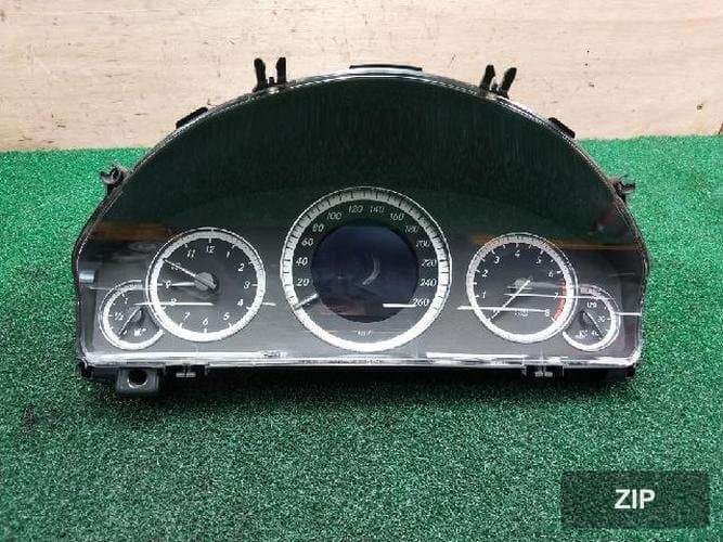 Mercedes-Benz E-Class 2011 — приборная панель A2129003213