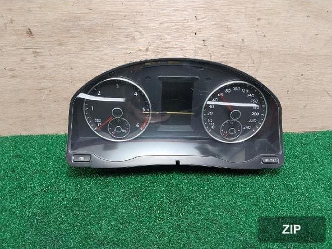 Volkswagen Jetta 2011 — приборная панель 5M0920860 E