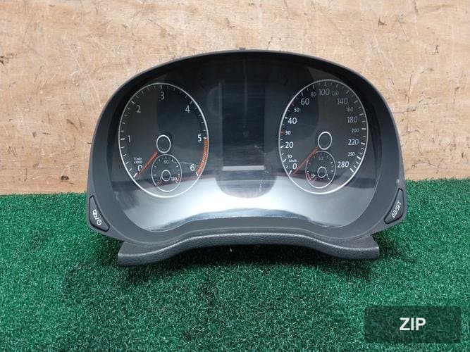 Volkswagen Passat 2013 — панель приборов 561920870C