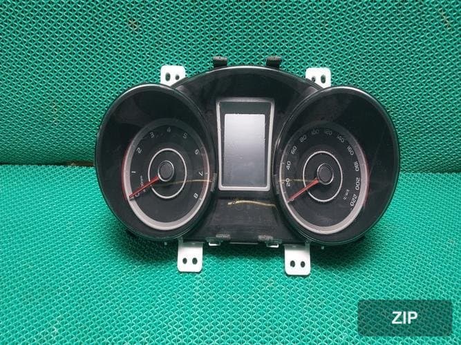 KG Mobility Tivoli 2018 — приборная панель