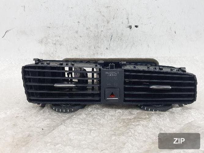Volkswagen Golf 2015 — центральный дефлектор 5G1815735